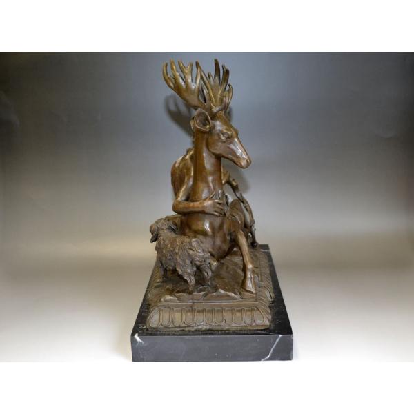 ブロンズ女性像 大理石台座 松明を持つ女性の彫刻：大理石の台座に置かれたブロンズ体操選手