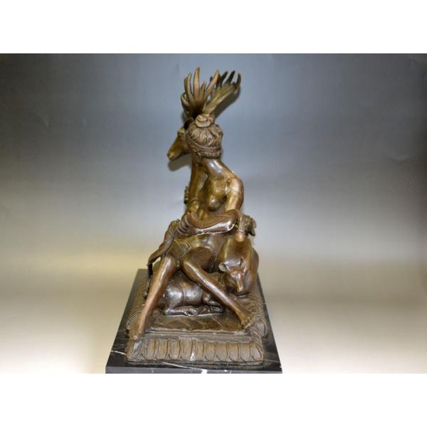 ブロンズ女性像 大理石台座 松明を持つ女性の彫刻：大理石の台座に置かれたブロンズ体操選手