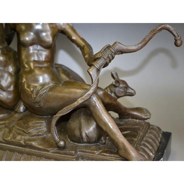 ブロンズ女性像 大理石台座 松明を持つ女性の彫刻：大理石の台座に置かれたブロンズ体操選手