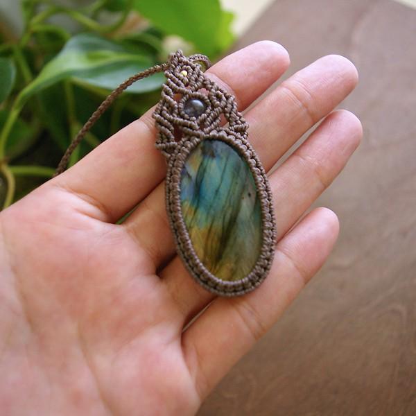 マルチカラーラブラドライト・アイオライト（9月誕生石）マクラメ