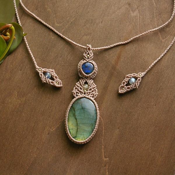 大きめラブラドライト（二つの天然石）・ルチルクォーツ マクラメ編み