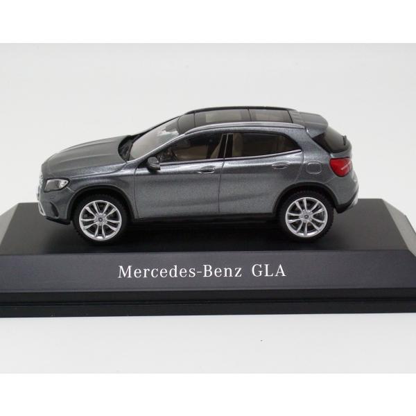 メルセデス ベンツ GLA 1/43 ミニカー 白