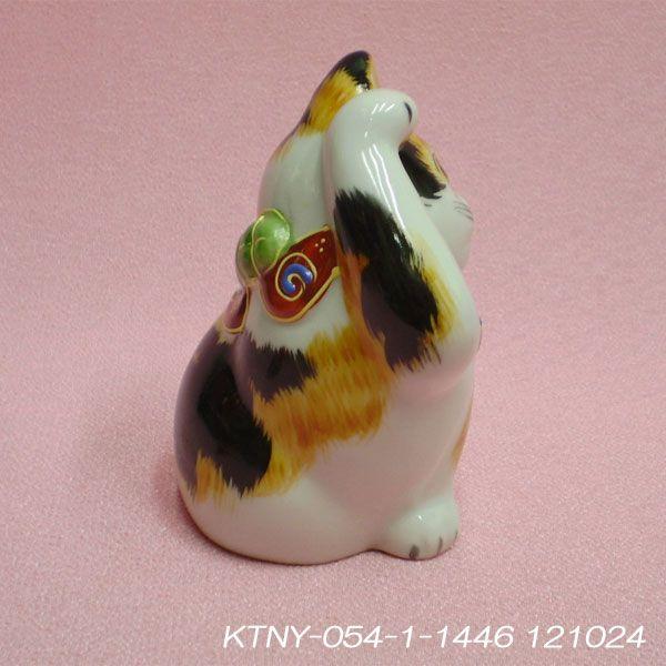 九谷焼 開運縁起招き猫[3号右手上げ三毛猫盛]座布団付き 右手を上げて