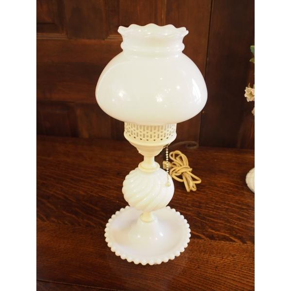 ヴィンテージ ミルクガラスシェード付 木製テーブルランプ