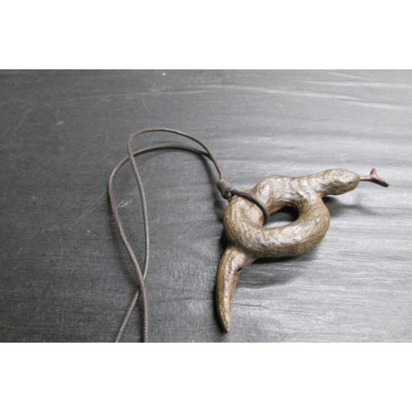 神代欅玉杢蝋仕上げ結び蛇ペンダント - メンズアクセサリー