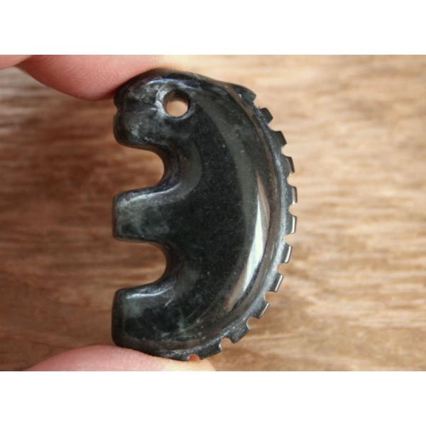 糸魚川翡翠　獣型勾玉　元枠作 糸魚川翡翠 勾玉 獣型 】 | めのうの店川島【公式通販】創業明治10年