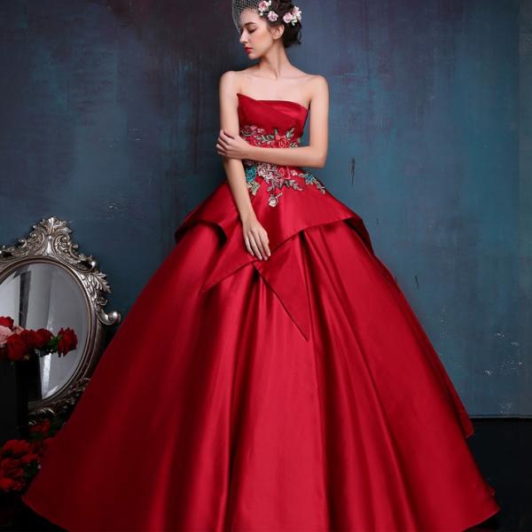赤ウェディングドレス、二次会ドレス結婚式の二次会で使用