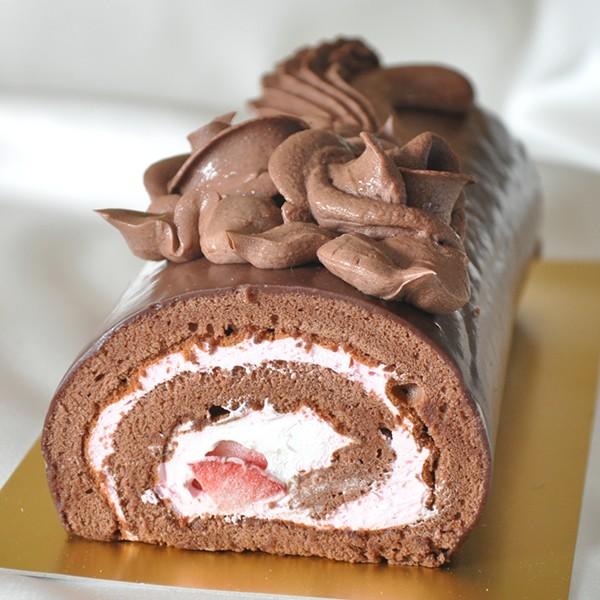 チョコレートケーキ （苺が詰まった高級チョコロールケーキ